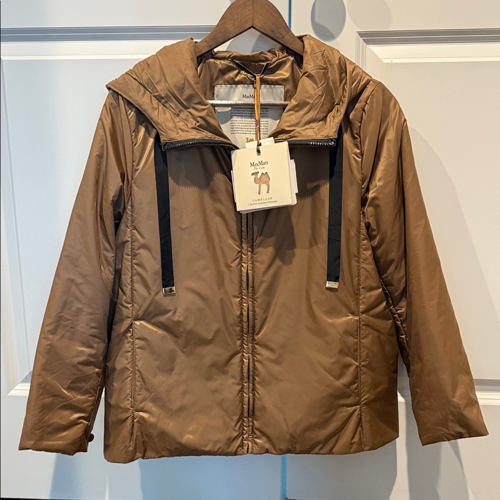 MaxMara THE CUBE
Padded, hooded jacket in water-repellent canvas